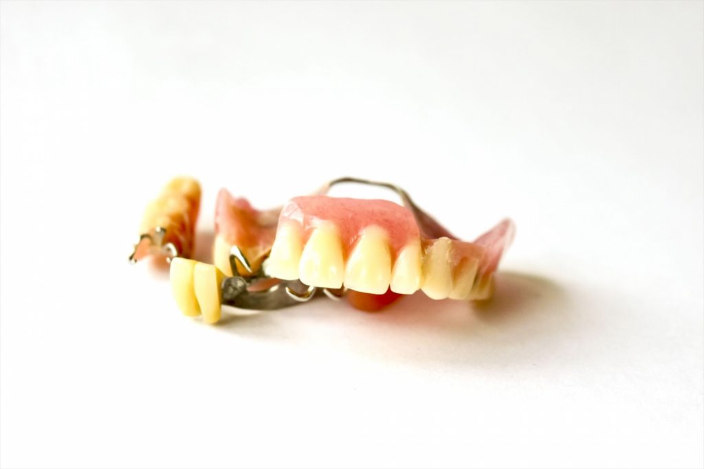 入れ歯安定剤を使うと口腔内にネバネバが残る理由