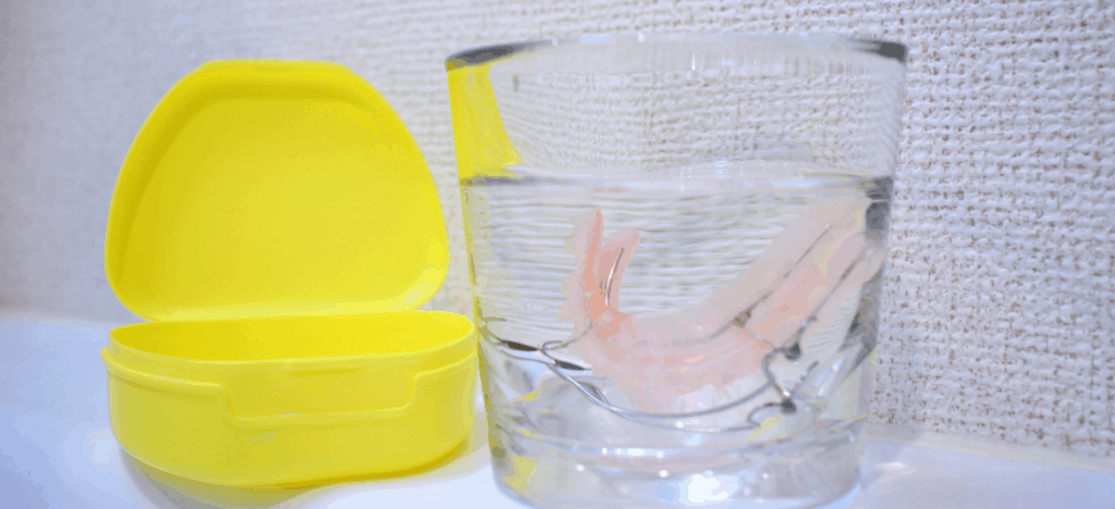 入れ歯には専用ケア！歯磨き粉をやめて快適な口腔環境を保とう